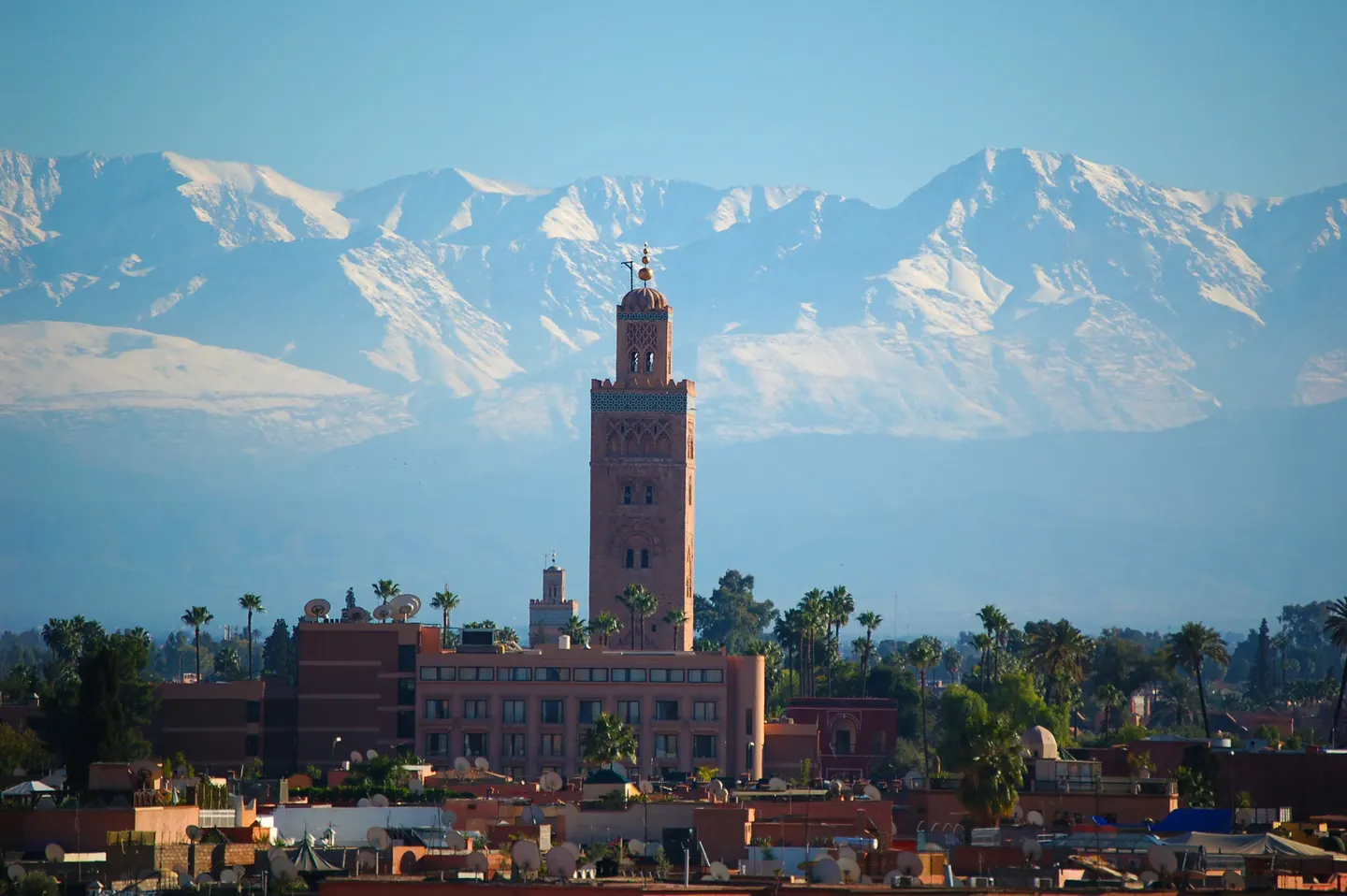 Le minaret de la Koutoubia devant l'Atlas enneigé