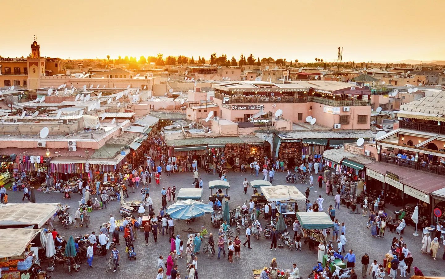 La place Jemaa el-Fna au coucher du soleil, vue d'une terrasse